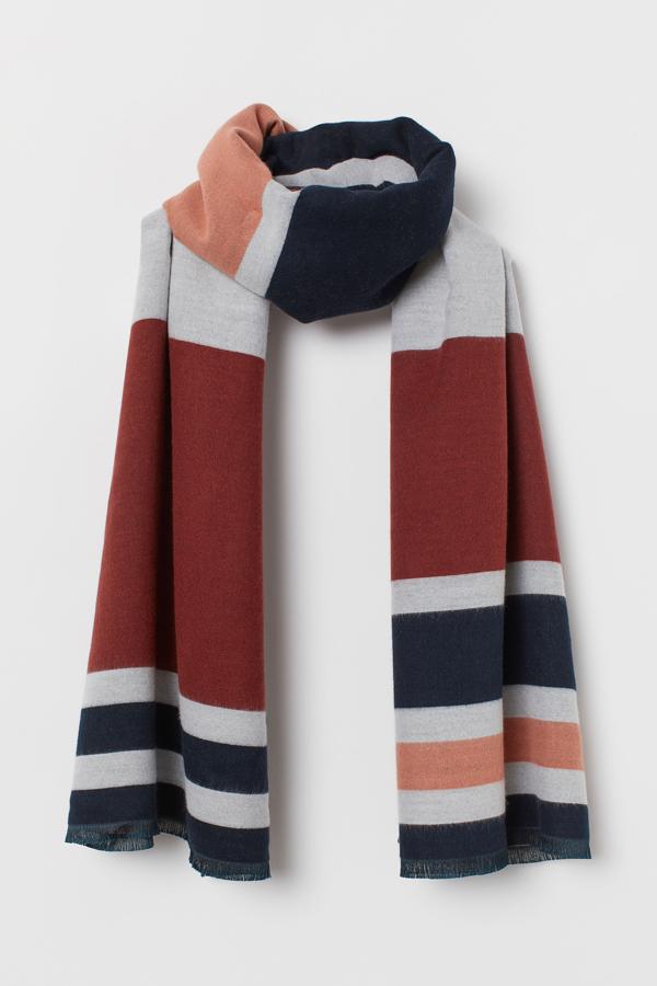 Otra combinación muy interesante de rosa, azul, blanco y rojo, en esta ocasión con un diseño de bloques y en un formato doble. Con acabados desflecados, la puedes encontrar en dos estilos diferentes en H&M por 17,99 euros.