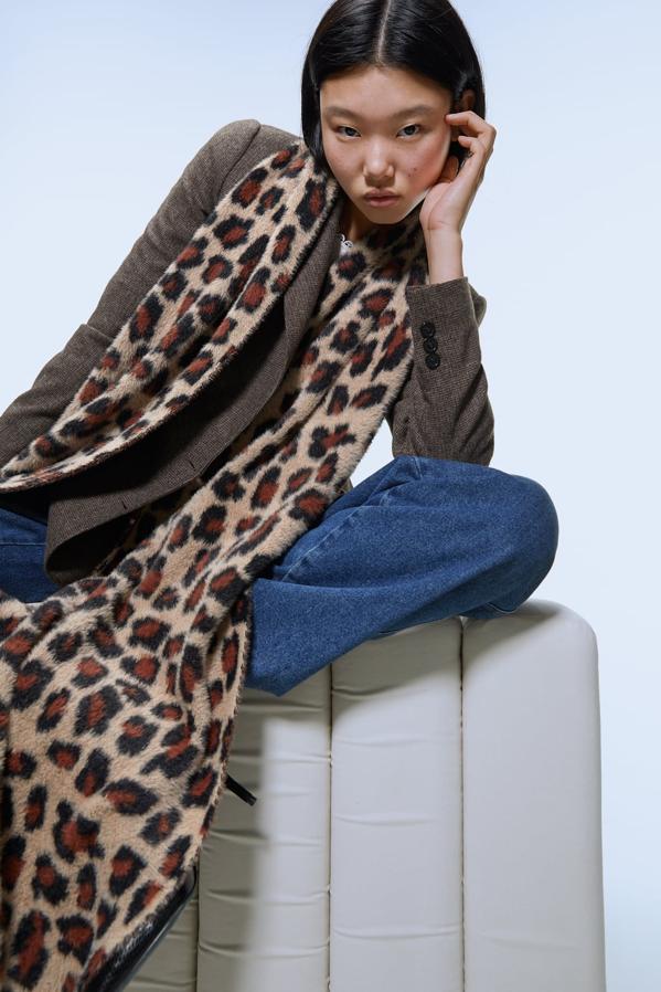 Esta bufanda de Zara es la oportunidad ideal para introducirte en el mundo del  estampado animal , si es que todavía no lo has hecho. Con efecto pelo y acabados combinados a contraste, es el compañero ideal de todo tipo de tonos marrones por 22,95 euros.