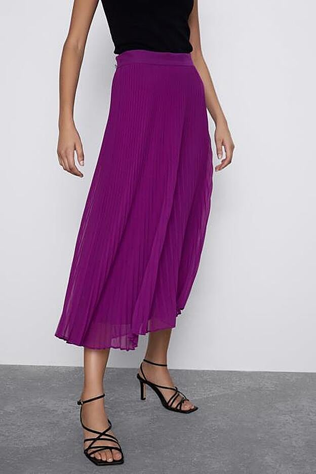 La última falda midi de Zara llega, en esta ocasión, con forro interior.