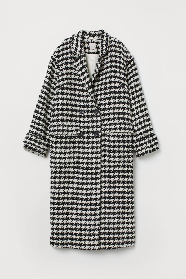La pata de gallo es nuestro  estampado favorito de la temporada  (y el más elegante). En H&M lo saben y proponen este abrigo que, aunque se sale un poco de nuestro presupuesto, merece mucho la pena (149 euros).