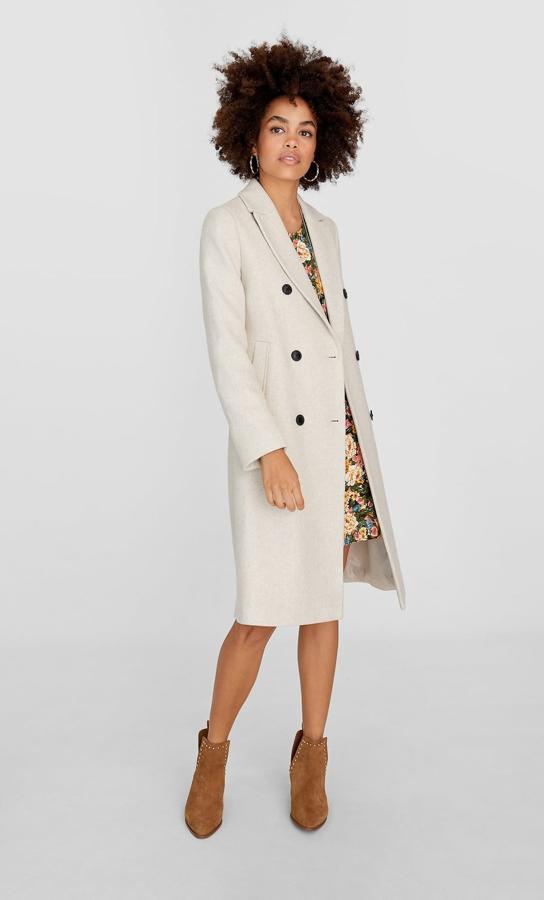 En tono hielo y con doble botonadura, este modelo es una de las mejores apuestas relación calidad-precio. Es de Stradivarius y está disponible en más colores (49,99 euros).