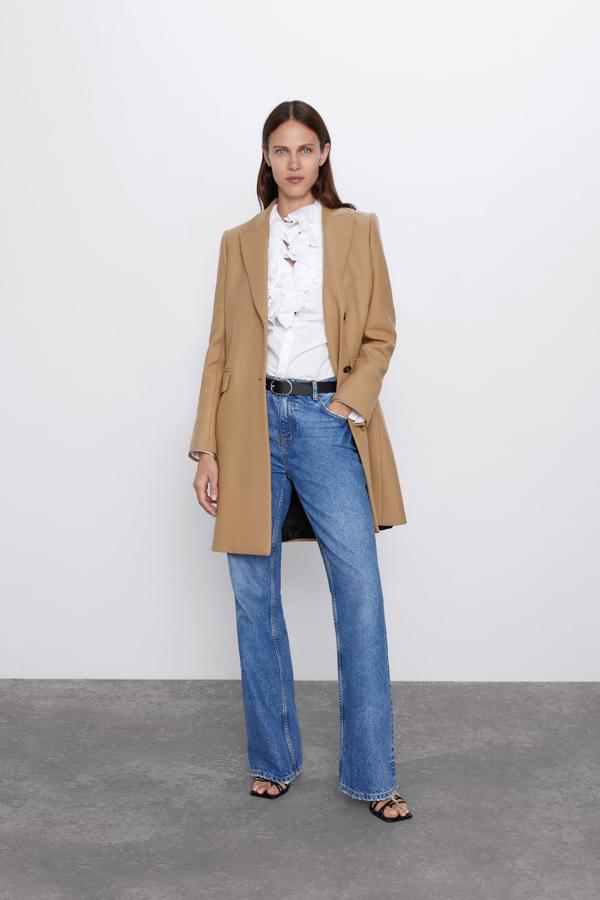 El básico. Un abrigo camel de corte masculino es un imprescindible en un buen fondo de armario de invierno. Si aún no tienes uno, ¿a qué esperas? Este de Zara es una buena adquisición (89,95 euros).