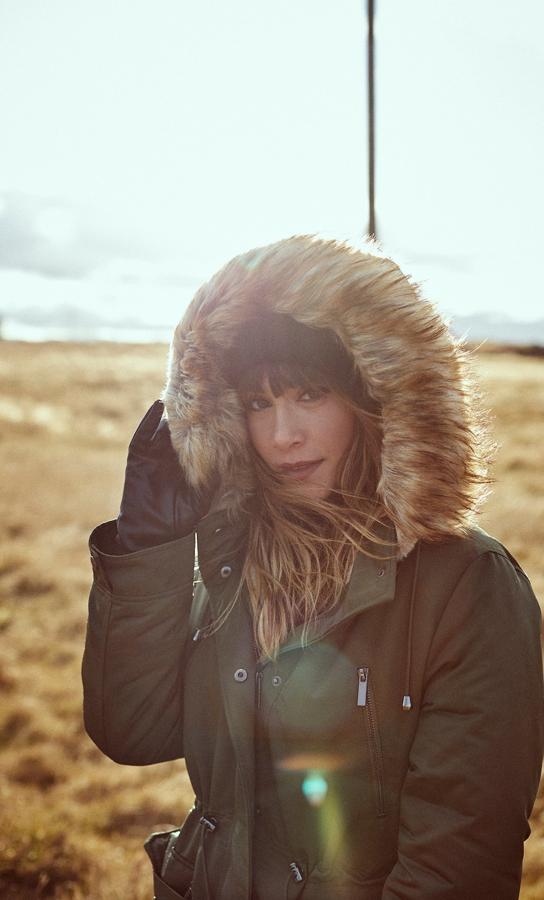 Aitana con una parka en color caqui y pelo en la capucha de Stradivarius (59,99 euros).