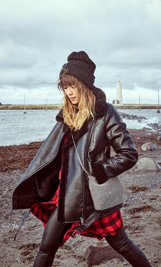 También ha conjuntado la sobrecamisa de cuadros roja de Stradivarius con los pantalones encerados y una cazadora de efecto piel con pelo por dentro negra (59,99 euros). Añadió también un bolso de strass plateado (19,99 euros).