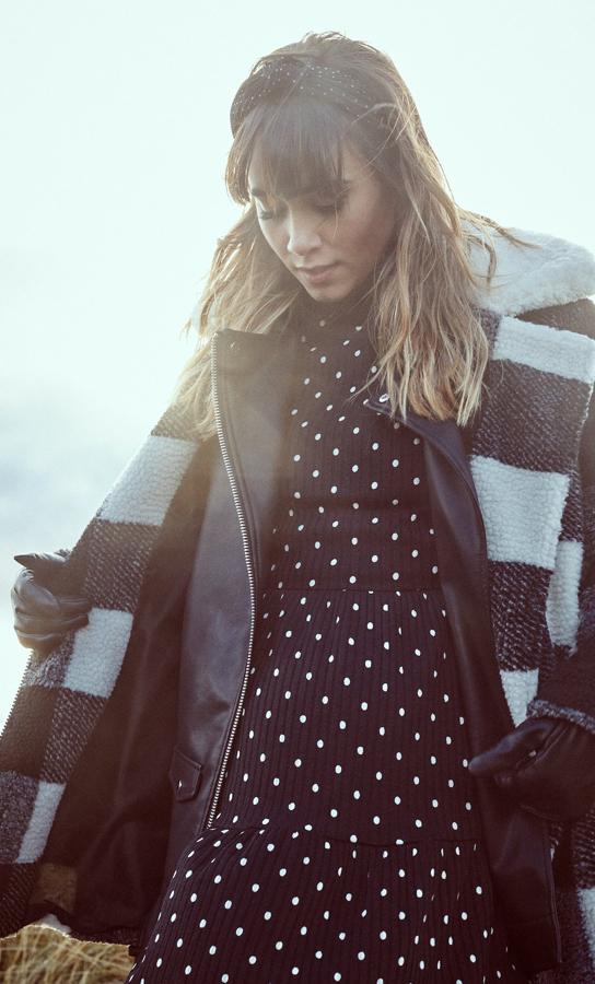 En Stradivarius saben que los lunares también son para el otoño/invierno y han sacado este minivestido que ha llevado Aitana (17,99 euros) que ha llevado a juego con la diadema (5,99 euros).