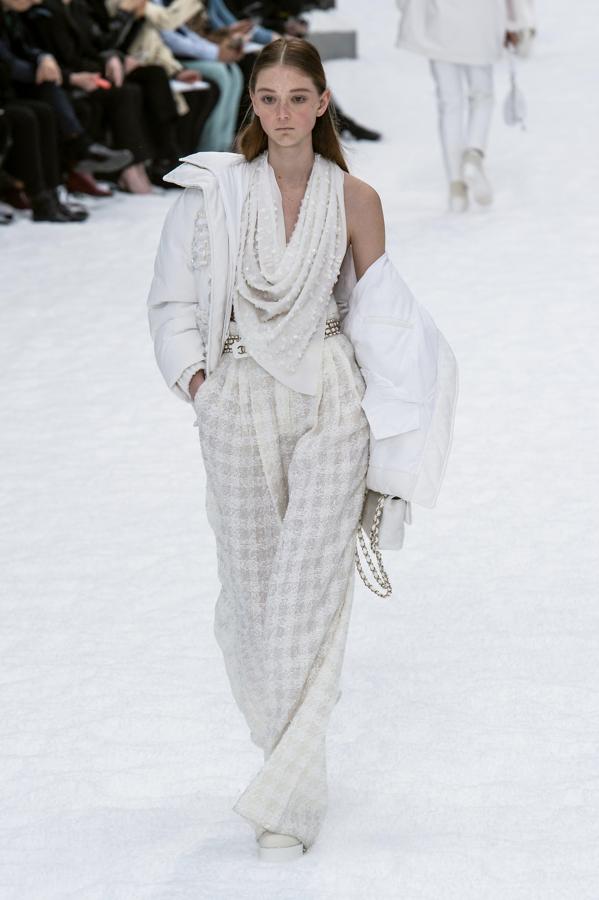 Look del desfile 'prèt-â-porter' de Chanel para el otoño-invierno 2019/20.