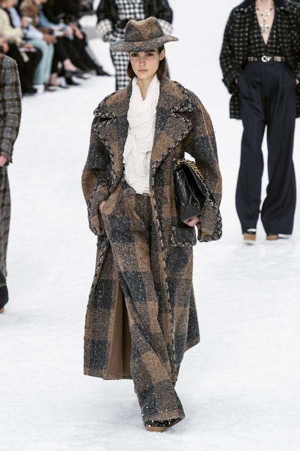 Look del desfile 'prèt-â-porter' de Chanel para el otoño-invierno 2019/20.