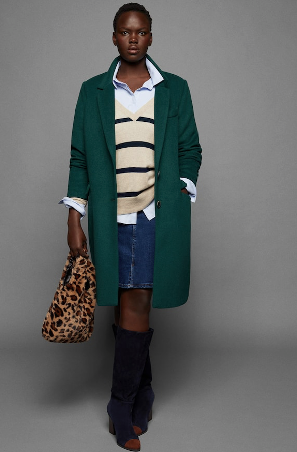Otro total look de Violeta, con un abrigo midi confeccionado en un tejido mezcla de lana, con cierre de dos botones y forro (79,99 euros). Jersey de cashmere de rayas con escote en pico y la costura del hombro caída, aberturas laterales en el bajo y terminaciones en canalé (99,99 euros). Botas de piel de serraje (139,99 euros) con el tacón de 10 centímetros con efecto madera. Falda de denim (19,99 euros), camisa oxford (19,99 euros) y bolso de pelo de leopardo (19,99 euros).