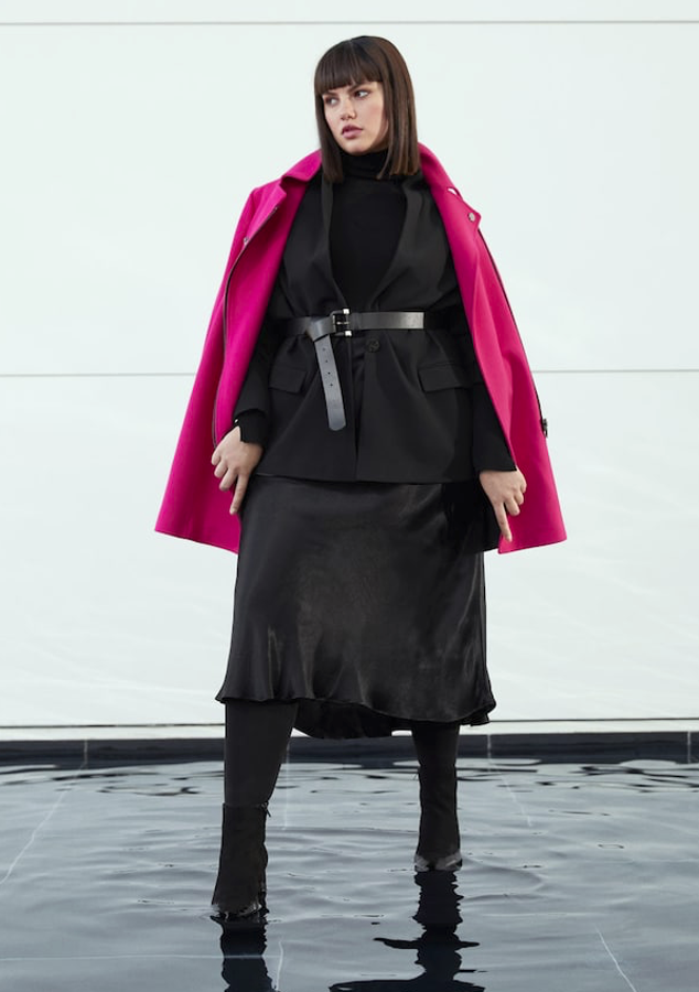 Abrigo lana estructurado (Violeta, 119,99 euros), confeccionado en lana, con cuello de solapa, apliques metálicos, bolsillos de ribete laterales ycremallera decorativa. Americana de traje con fit relajado (Violeta, 59,99 euros), con un patrón largo y cuello de solapa. Cinturón efecto serpiente (Violeta, 15,99 euros), falda lápiz elástica (Violeta, 29,99 euros) y botín piel efecto cocodrilo (Violeta, 79,99 euros).