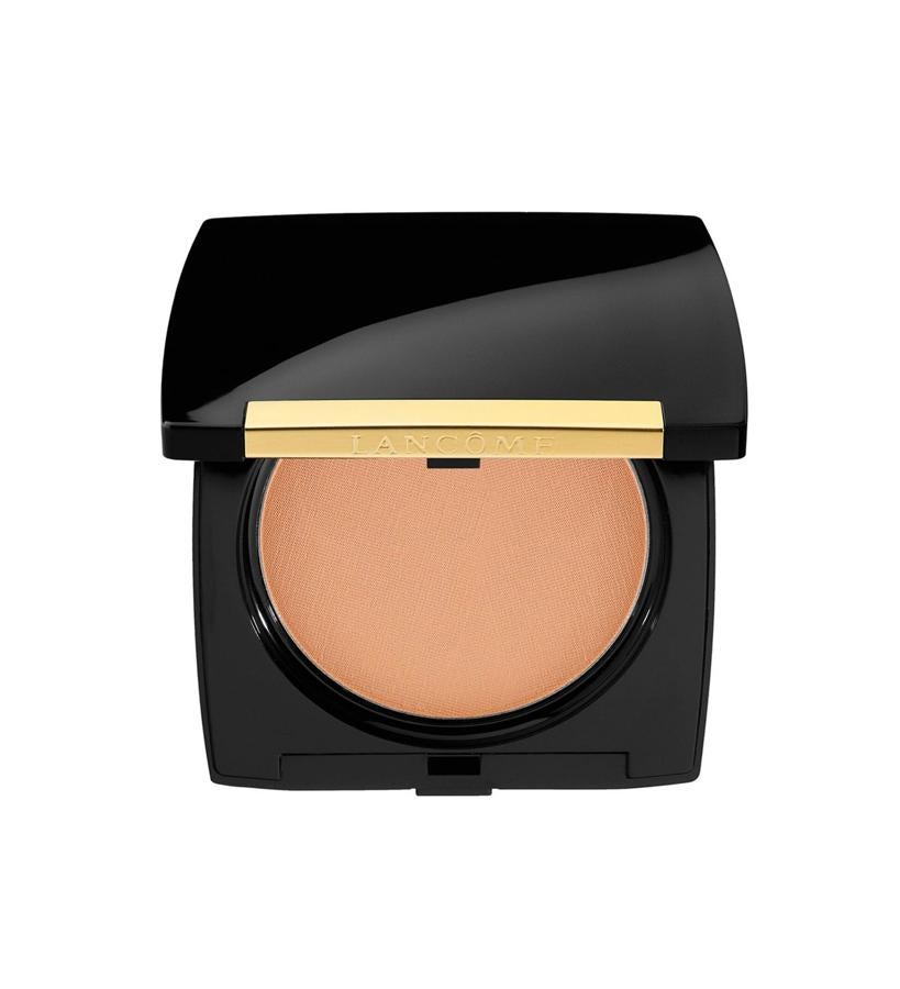 Fórmula transformadora de la piel que se usa de muchas maneras sin esfuerzo. Se puede aplicar seco o húmedo como polvo o base para un acabado mate natural. La fórmula ingrávida es perfecta para retoques rápidos y viene con un soplo y una esponja para lograr una cobertura total. Para una mayor cobertura, aplique usando la técnica de presionar y rodar con el puff de doble acabado. Para una menor cobertura, espolvoree ligeramente con una brocha. Para una apariencia cremosa, aplique con una esponja húmeda. (38,50 €).