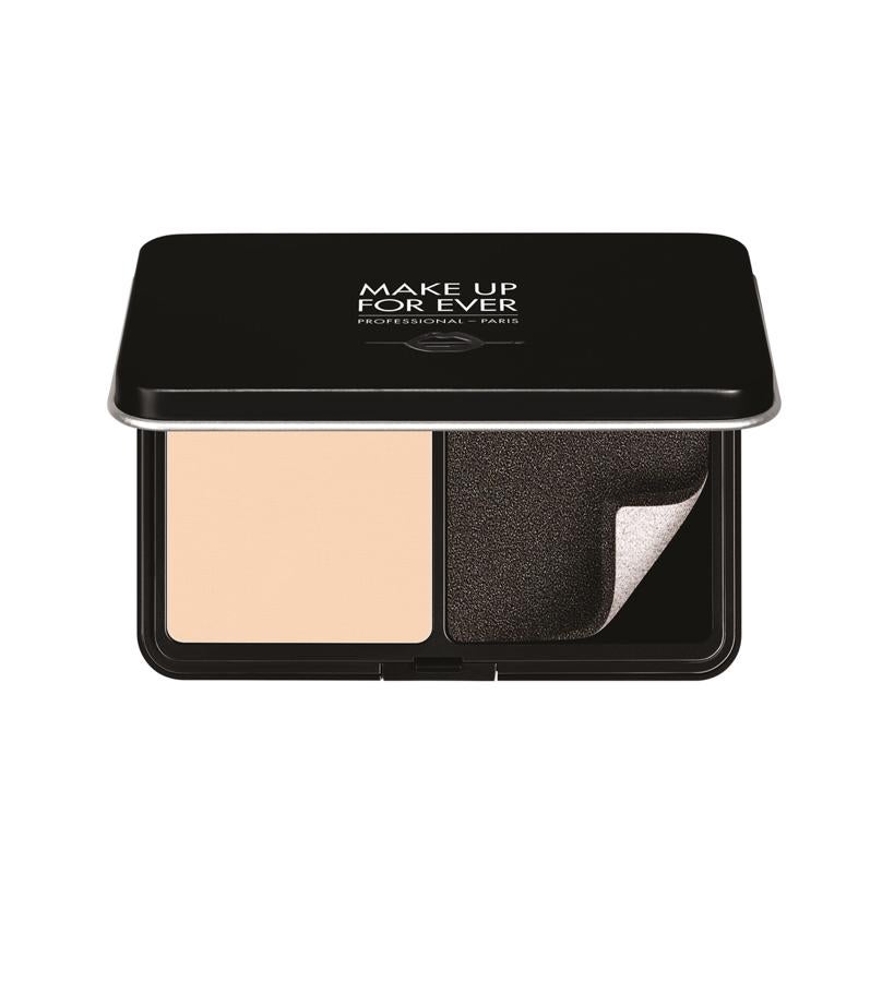 Una base de maquillaje en polvo de alta cobertura que oculta las imperfecciones y los brillos, dejando la piel suave e impecable. Gracias a su innovadora tecnología flexi-it, una malla que se adapta a los movimientos de la piel para obtener un efecto 100 % natural con una gran cobertura, la base de maquillaje resiste el agrietamiento para obtener un resultado libre de excesos. Su textura edificable no obstruirá los poros y es fácil de aplicar y mezclar. (37,55 €).