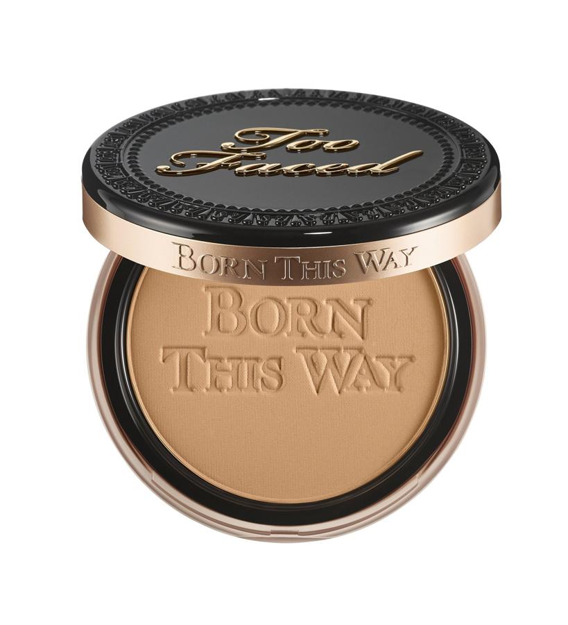 Una base en polvo tres en uno de larga duración que establece maquillaje, oculta los brillos y puede retocarse sobre la marcha. Ofrece una cobertura media indetectable pero efectiva, y también contiene ingredientes hidratantes, como agua de coco y ácido hialurónico para dejar un acabado natural unido al tratamiento facial. (37 €).