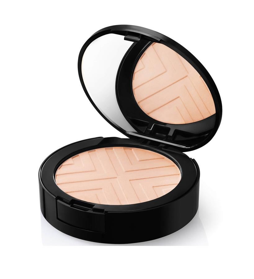Si tu piel es grasa, mixta y con tendencia al acné, este polvo refinado te proporcionará una cobertura completa modulable hasta de 12 horas y una sensación natural de textura no pastosa. La adición de gluconato de zinc y ácido salicílico ayuda a regular la producción de sebo y a neutralizar las bacterias que causan manchas, lo que garantiza un acabado sin brillos, al mismo tiempo que actúan para reducir la aparición de brotes de acné día tras día. Además, su FPS 25 neutraliza los dañinos rayos solares. (24 €).