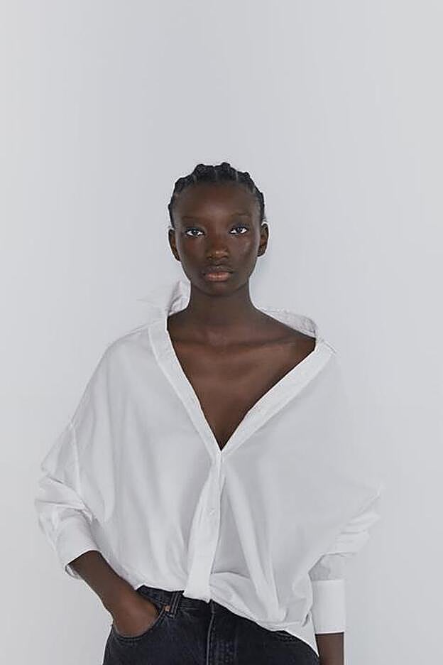 La camisa con un nudo en el frontal que Mery Turiel ha elegido en Zara.