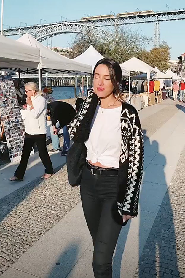 La chaqueta de punto negra con dibujo blanco que lleva Tersa Bass.