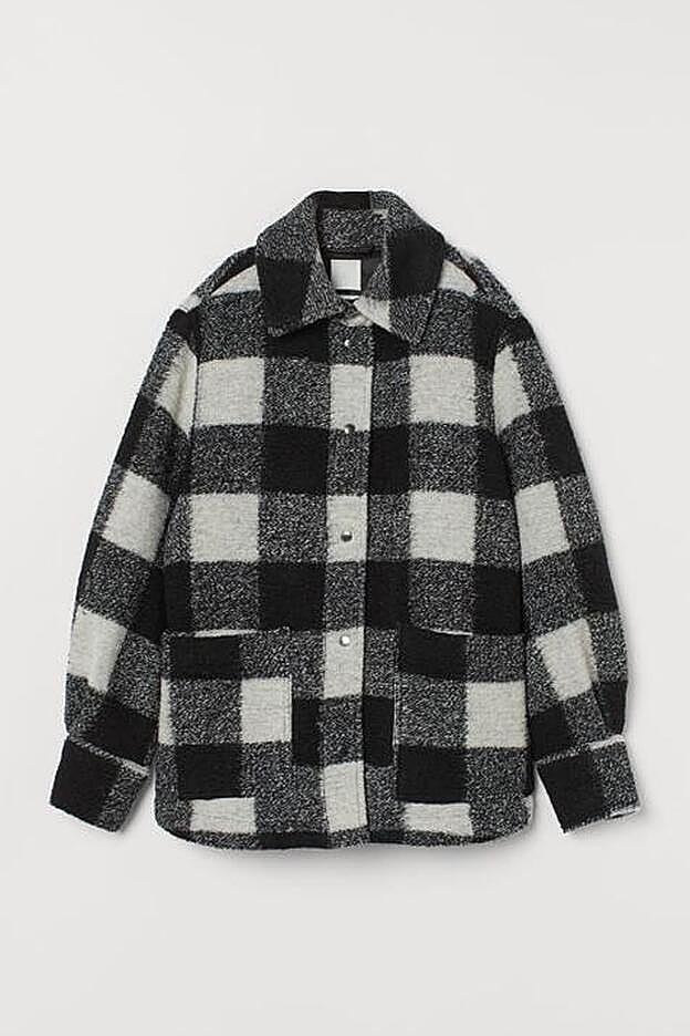 Chaqueta de lana afieltrada en blanco y negro de H&M.