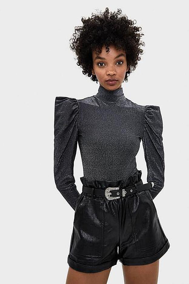 La misma prenda con efecto brillo y un pequeño retoque de mangas consigue un look completamente diferente.