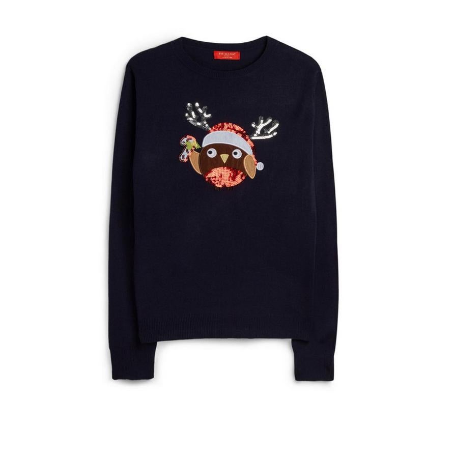 Un petirrojo con lentejuelas y gorro navideño es el motivo principal de este jersey azul marino que cuesta diez euros. Para las aficionadas a las celebraciones discretas.