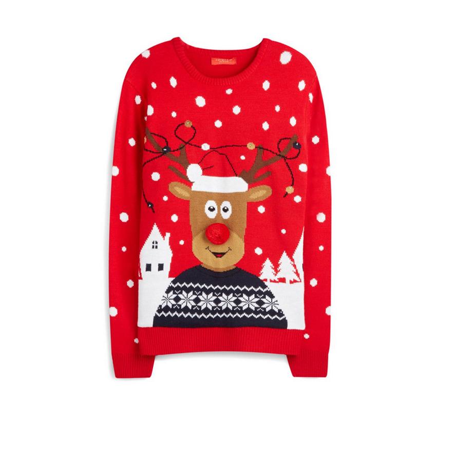 Rudolph no podía faltar a la fiesta de los símbolos navideños y llega con su nariz roja en forma de pompón a un jersey, cómo no, rojo. Lunares como si se tratase de nieve, luces enroscadas y abetos para acompañar al famoso reno, que viste su propio jersey navideño. Debe ser por eso que es el más caro de la colección, con un precio de 22 euros.