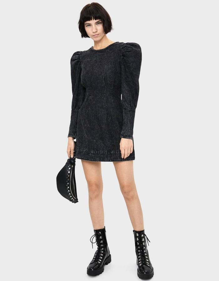 Un look de Bershka: vestido corto en denim con lavado ácido, cuello redondo y manga larga con hombros abullonados (35,99 euros); y botines acordonados con plataforma y suela track (39,99 euros).