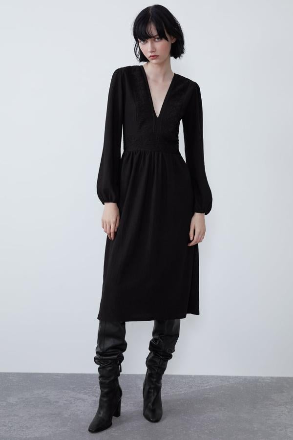 Vestido de escote pico y manga larga acabada en elástico (Zara, 25,95 euros). Bota de piel con la caña XL (22,5 centímetros de ancho) con caída y cremallera interior. Lleva un tacón ancho con efecto madera de 9,5 centímetros). Es de Zara y cuesta 149 euros.