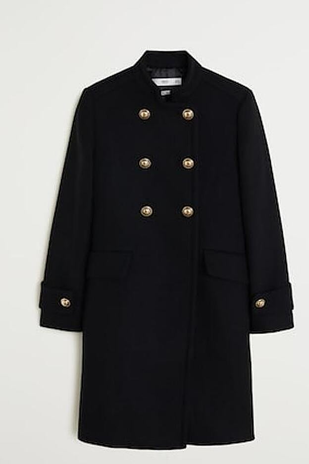 El abrigo corto de Mango con botonadura dorada que lleva Mery Turiel.