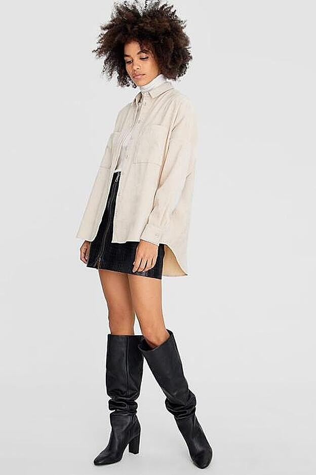 Sobrecamisa de pana blanco piedra (19,99 euros).