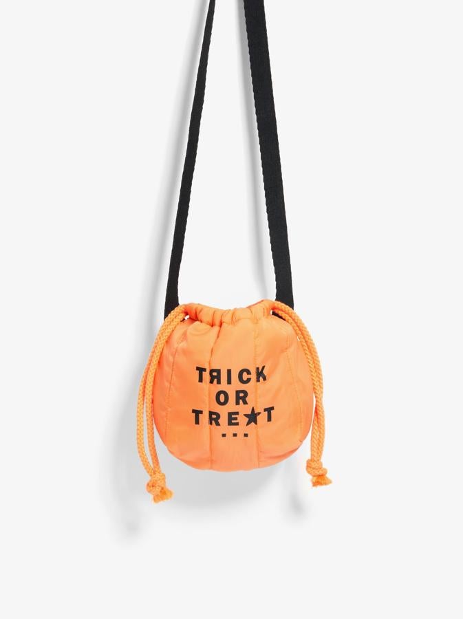 Si eres de las que recurre al minimalismo para adaptarse a las circunstancias, este bolso con forma de calabaza es una opción excelente a la hora de salir de casa. Cuesta 5,95 euros y en su confección se ha utilizado poliéster reciclado.