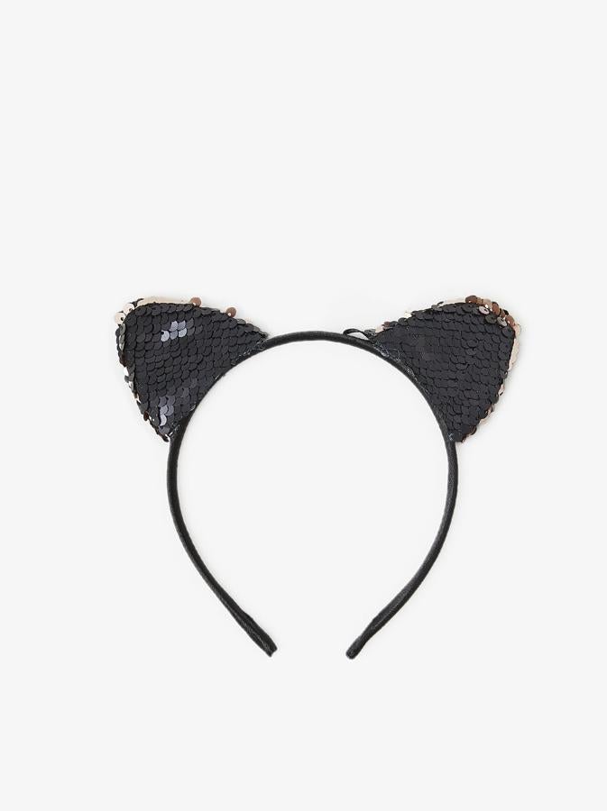 En Zara también podemos encontrar diversas diademas ideales para Halloween. Esta, con orejas de gato en lentejuelas, cuesta 4,95 euros.