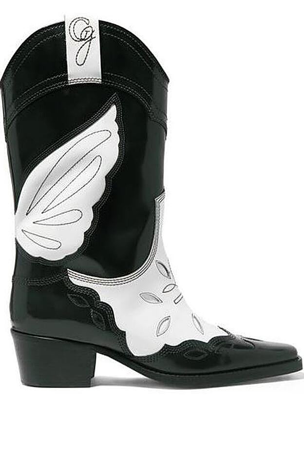 Las botas cowboy que lleva Laura Escanes son de la firma Ganni y cuestan 520 euros.