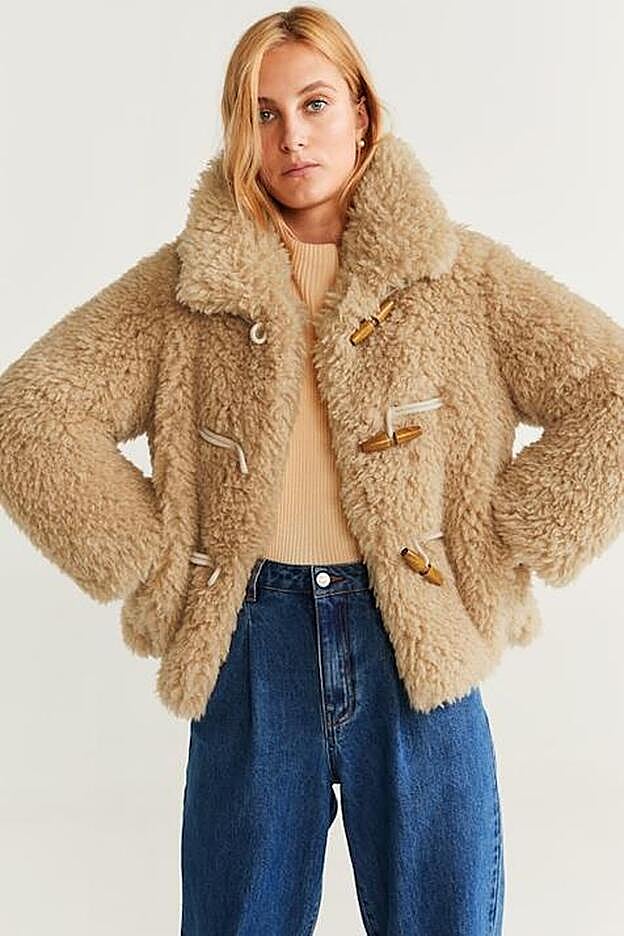 Espectacular chaqueta de Mango, confeccionada en tejido efecto borreguillo.