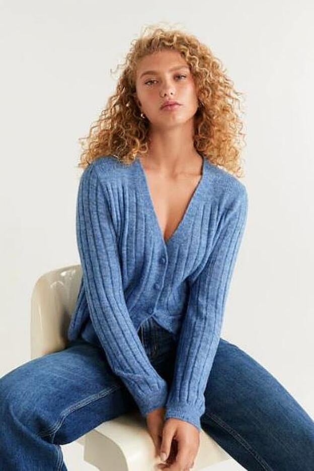 La chaqueta de Mango que lleva Tamara Falcó está disponible en las tallas S, M y L y cuesta 25,99 euros.