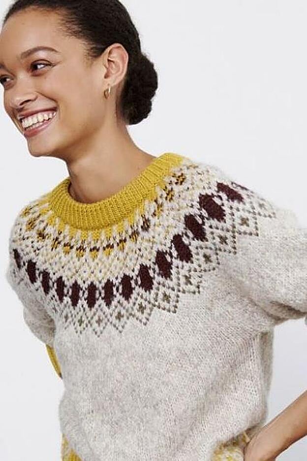 El jersey que lleva Tamara es el modelo Savina de la firma Gerard Darel.