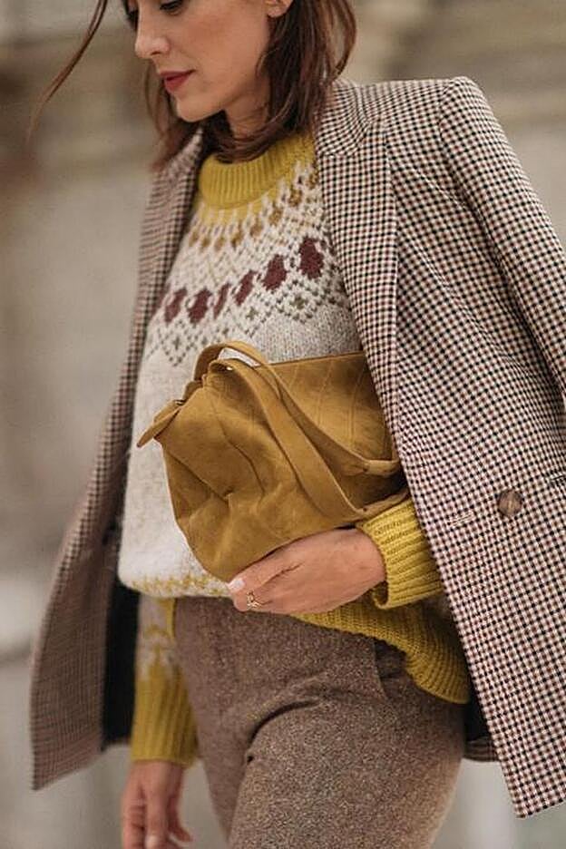 El jersey de grecas que lleva Tamara falcó es de la firma francesa Gerard Darel.