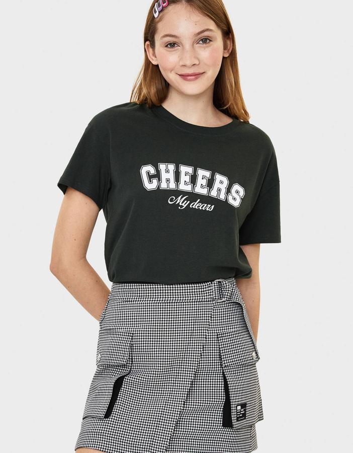 Diseño universitario para esta camiseta negra perfecta para ser el contrapunto de tus looks más formales. O para acompañar esos vaqueros que hace tiempo que no encuentran pareja.