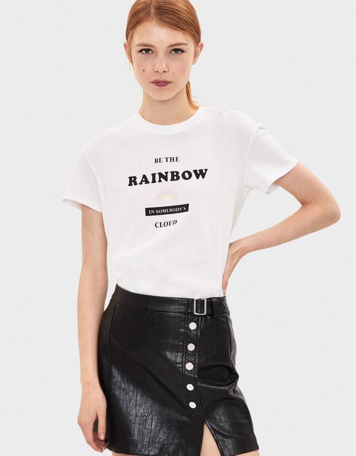 Otra elección en blanco, esta vez con print ocupando toda la parte frontal. Si lo tuyo son los mensajes tiernos, esta camiseta tiene que estar en tus outfits.