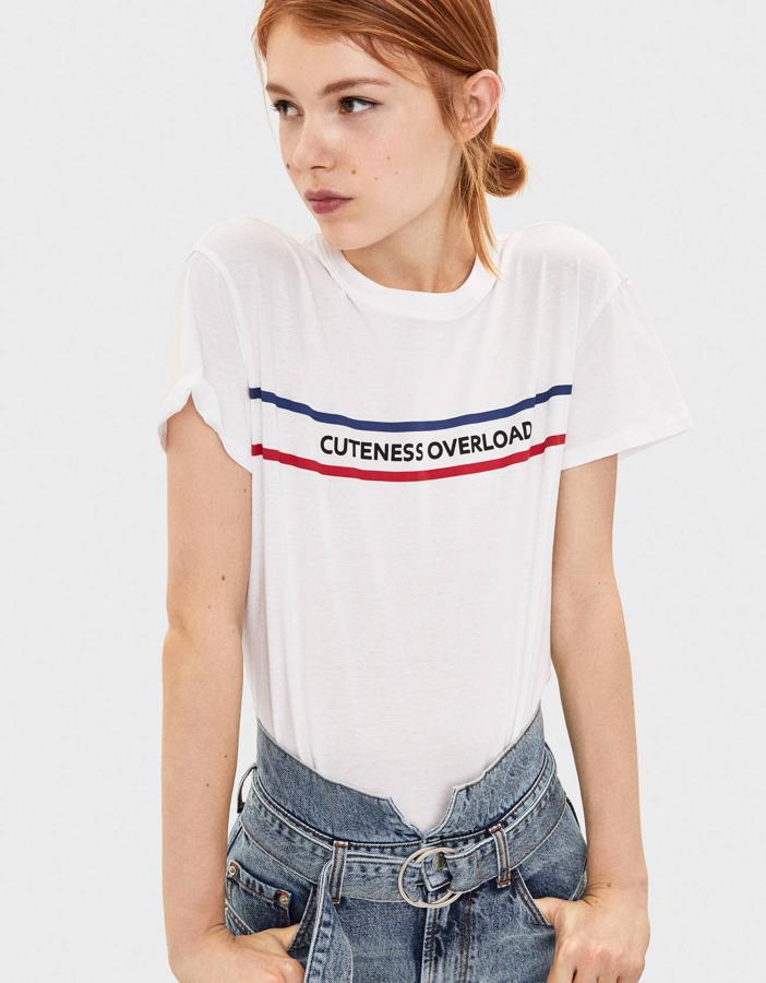 Azul y rojo en dos líneas horizontales para poner color en esta camiseta blanca con mensaje. Si quieres sacar partido de una vez a tus zapatos rojos, aquí tienes la coartada perfecta.