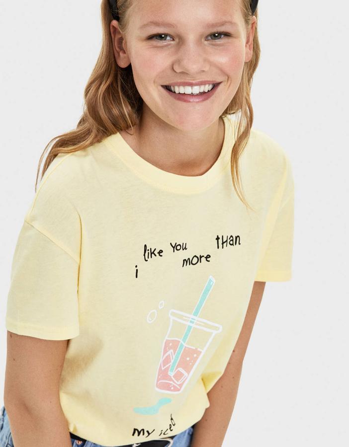 Seguimos con los tonos pastel, en este caso con el color amarillo. Tiene un diseño muy veraniego, por lo que si no lo ves en tus outfits de temporada, tal vez puedas encontrarle hueco en verano.