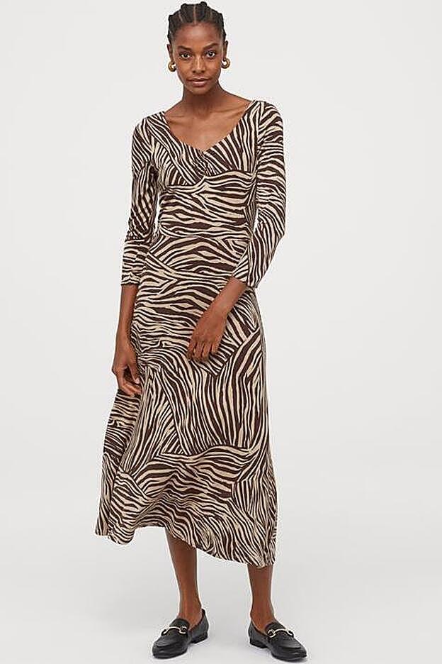 Con corte bailarina para despejar el cuello en este vestido de H&M.