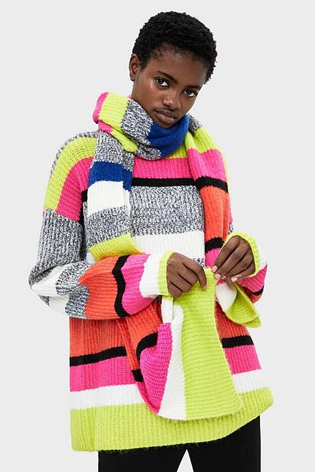 Jersey de rayas de Bershka con bufanda.