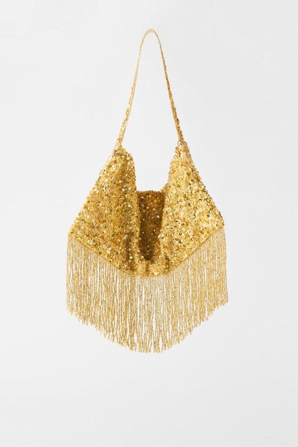 Bolso de lentejuelas y flecos dorado de Zara (35,95 euros).