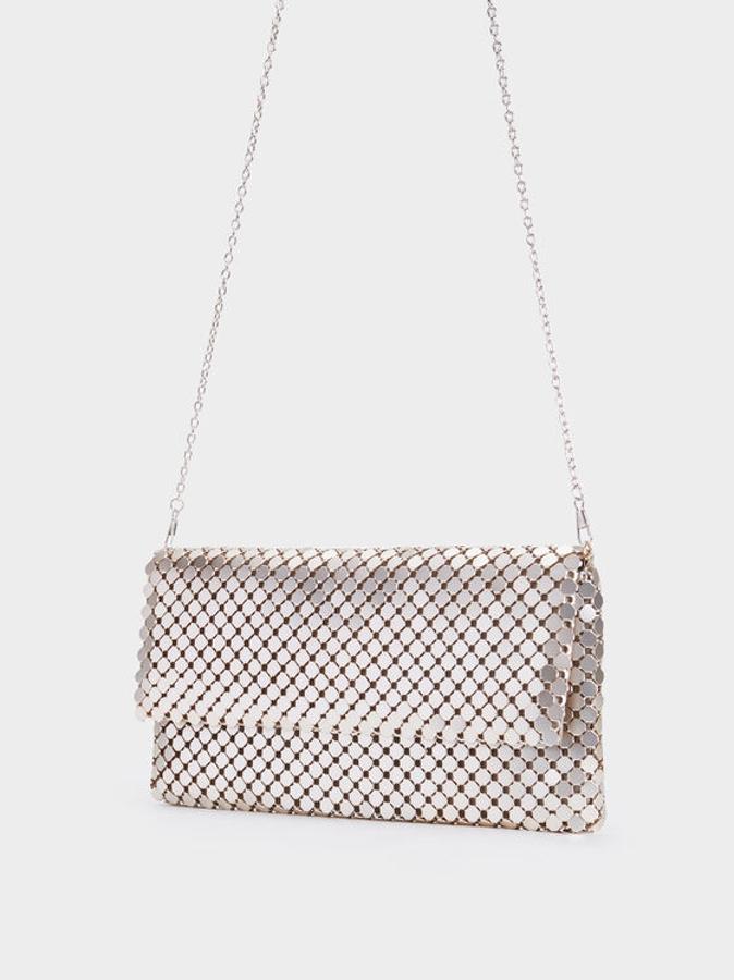 Bolso plateado estilo sobre de Parfois (15,99 euros).