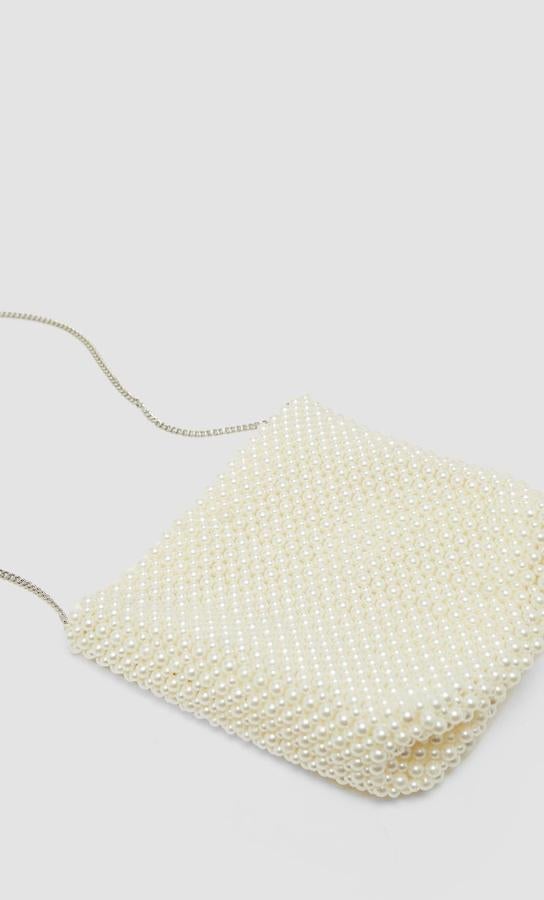 Bolso de perlas de Stradivarus (19,99 euros).