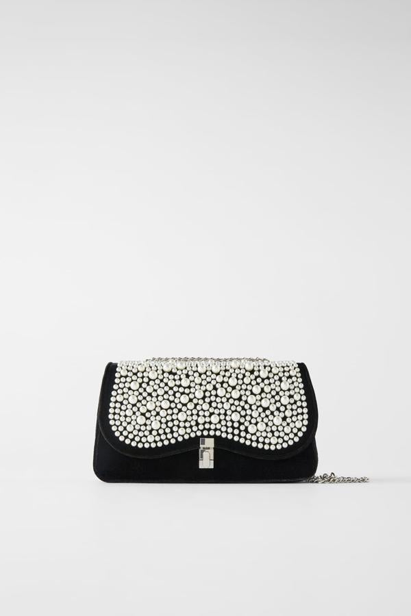 Bolso negro de terciopelo con perlas de Zara (35,95 euros).