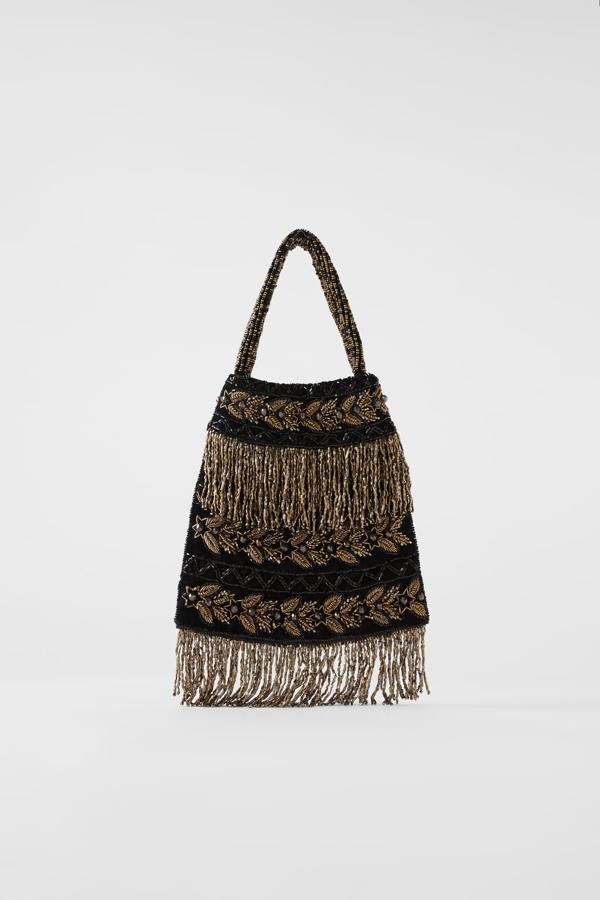 Bolso con abalorios y flecos de Zara (35,95 euros).