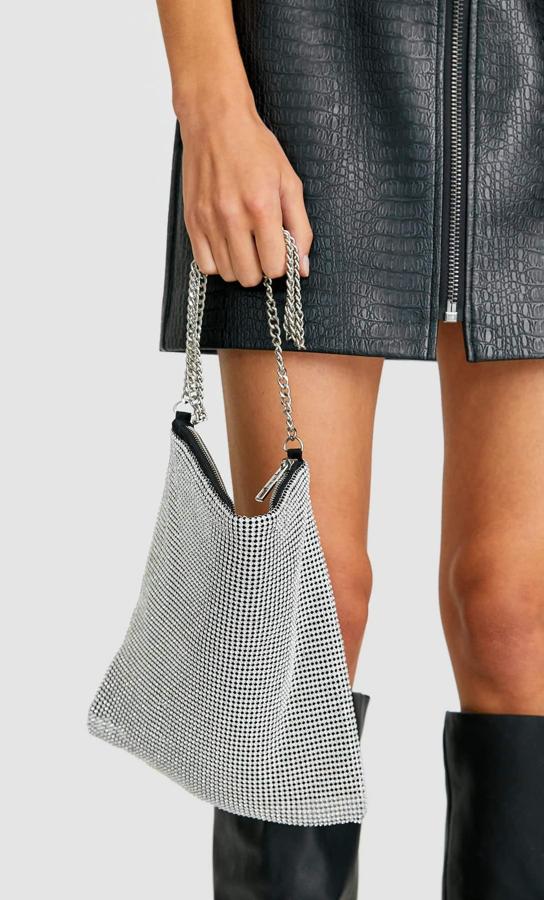 Bolso plateado de strass de Stradivarius (19,99 euros).