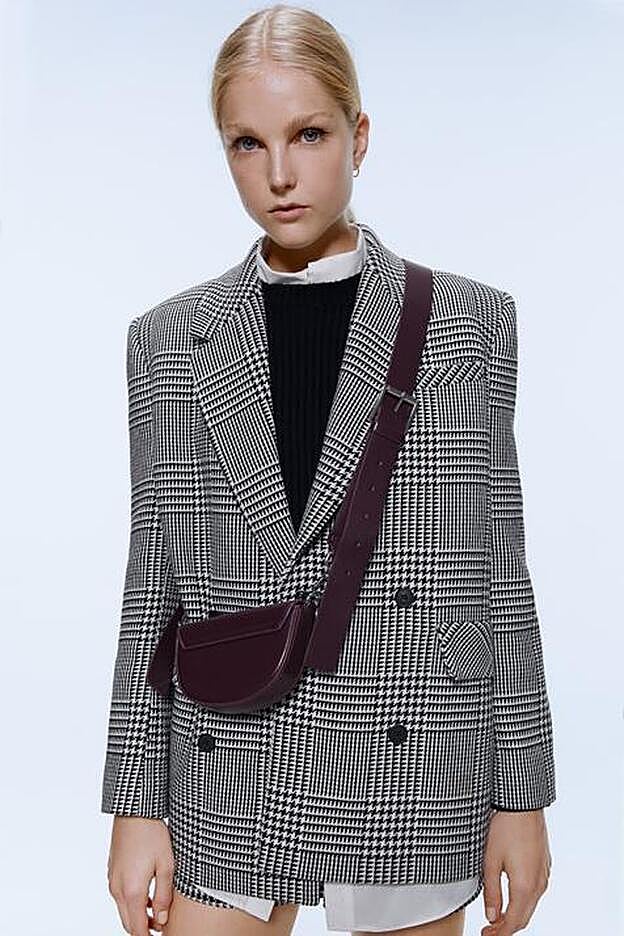 Est es la blazer de Zara con estampado de pata de gallo que lleva en u última foto de Instagram Alexandra Pereira.