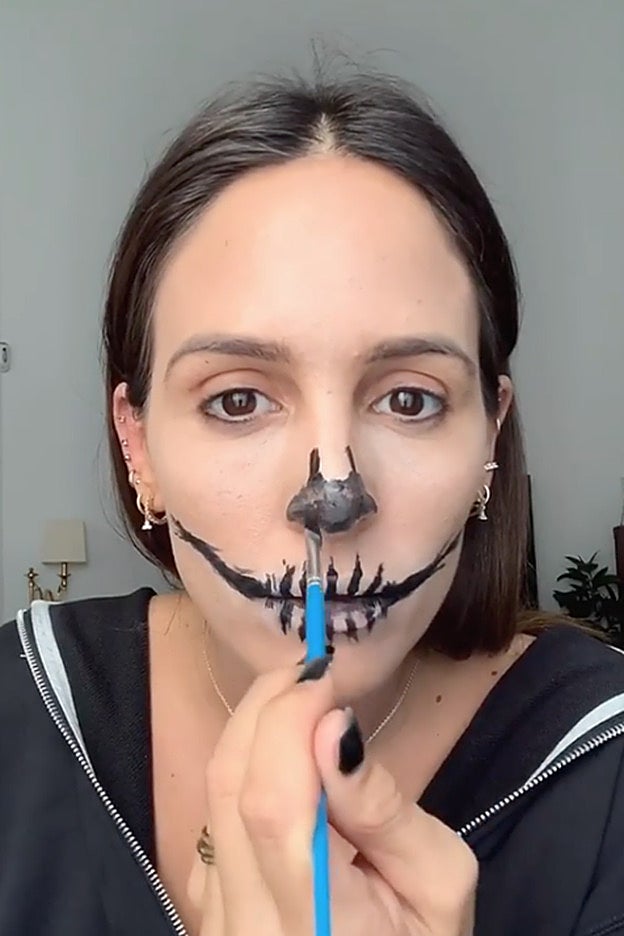 Tras la boca, toca rellenar la nariz con el mismo tono de negro.