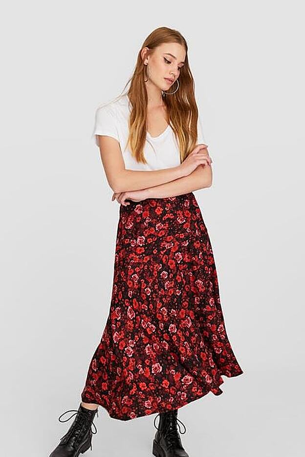 Nuestra opción favorita es esta falda de la nueva colección de Stradivarius.