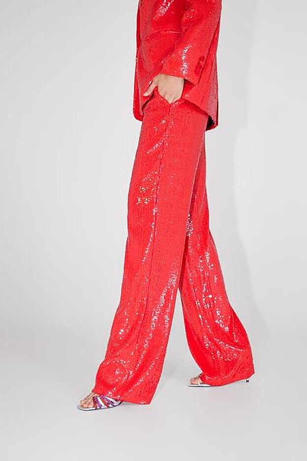 Rojo y con americana a juego, una opción a considerar si quieres lucir impecable.